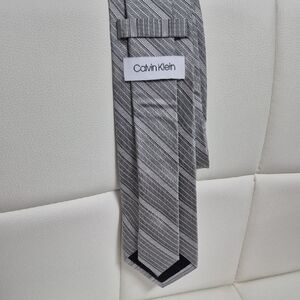 Calvin Klein Men's Tie in Gray and Black Stripes